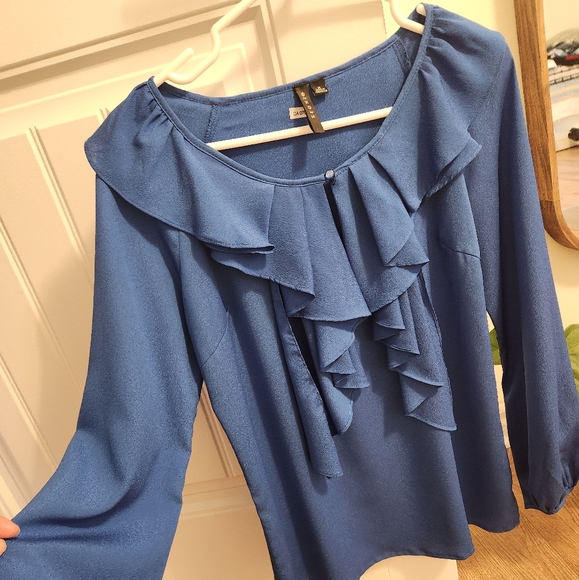 🦋 Adorable blue blouse 🦋 - Picture 2 of 11